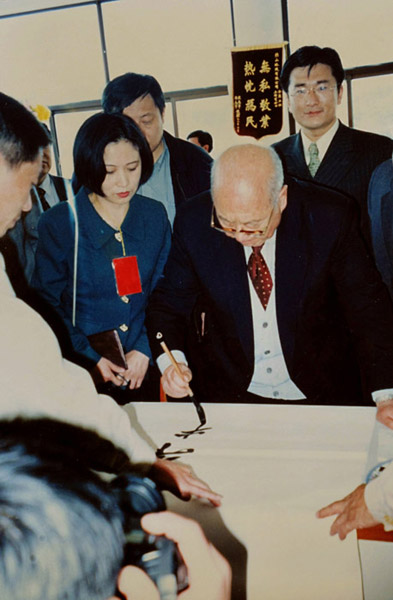 1999年蔡珺老师与王光英先生合影蔡珺,生于小兴安岭伊春,自幼喜欢艺术